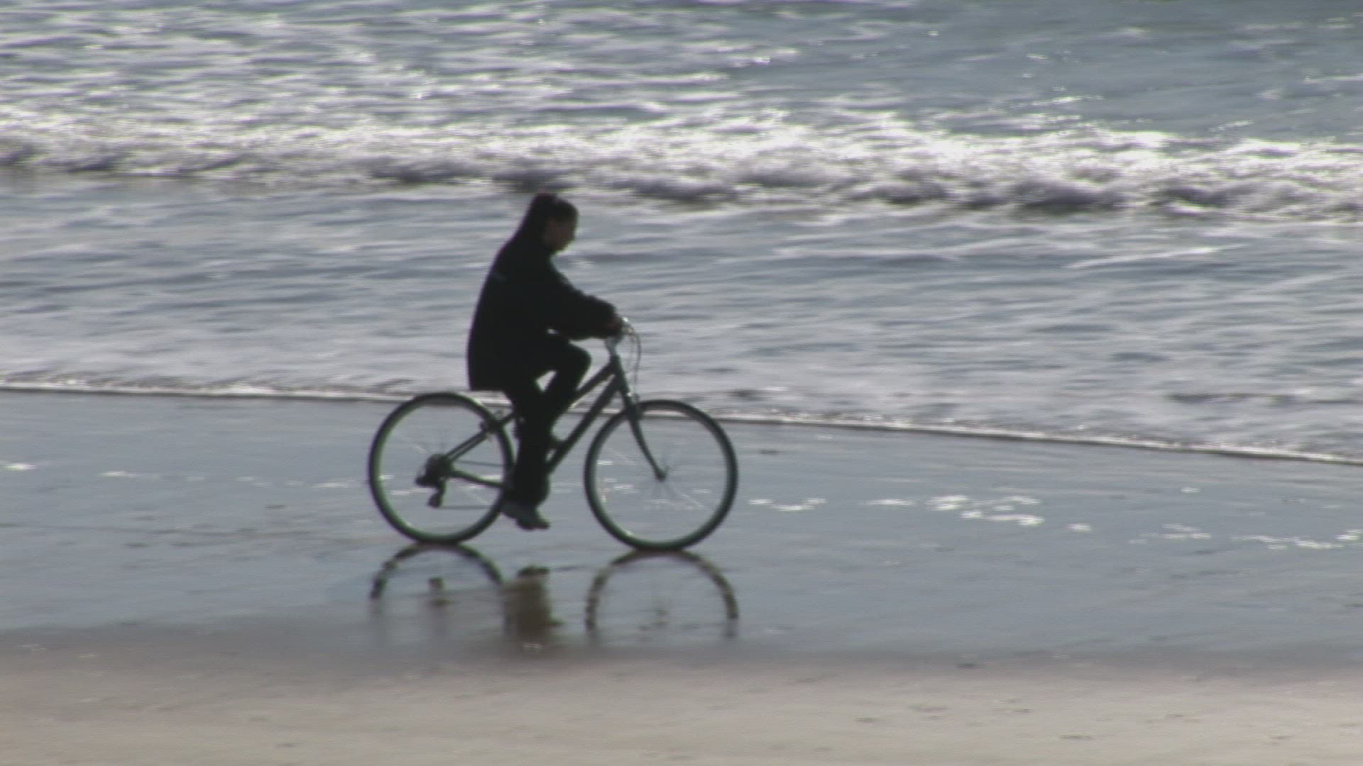 581070951 / People / Cycling / Sea