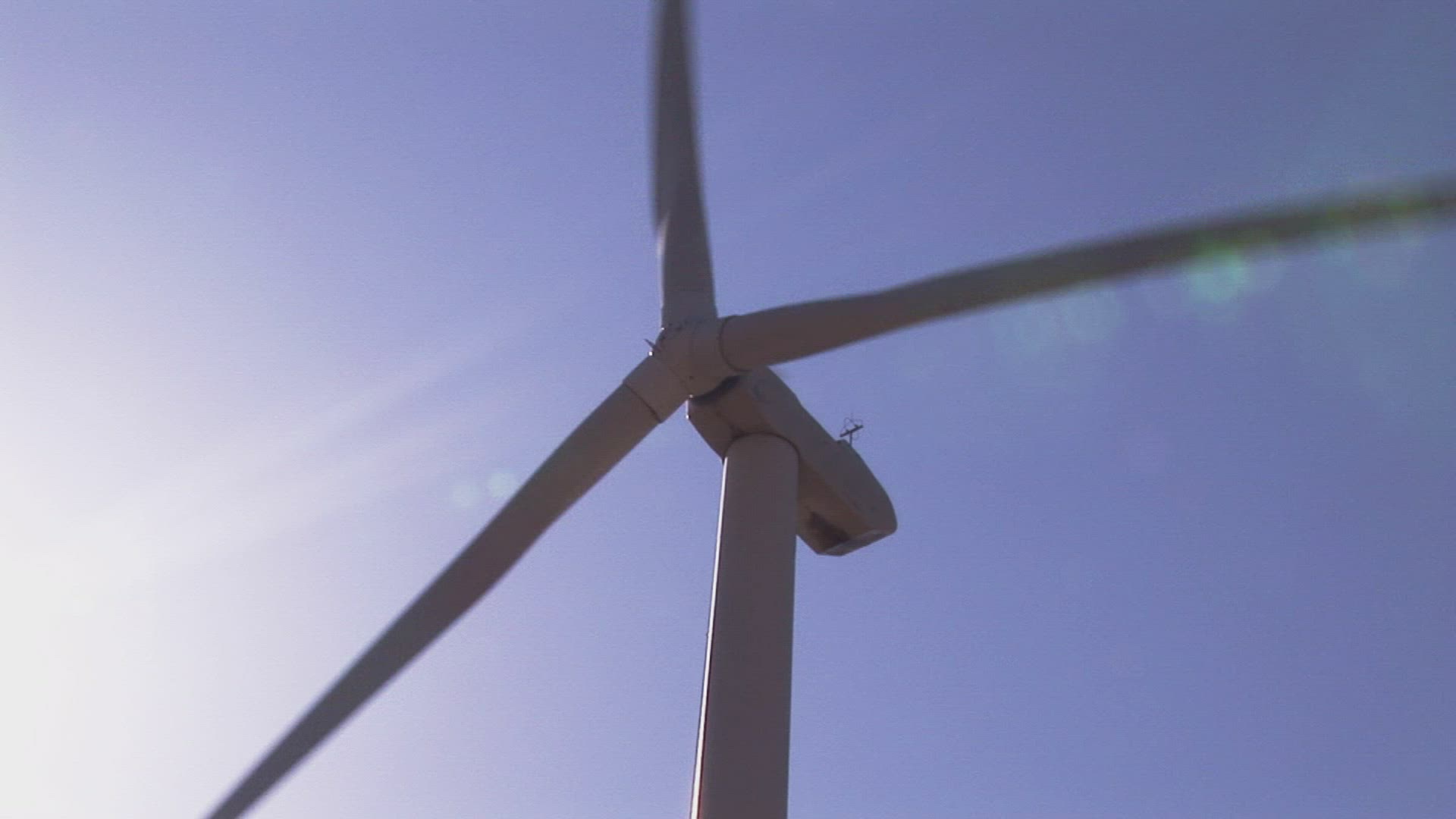 252420011 / Wind Wheel / Rotating / Low Angle Shot