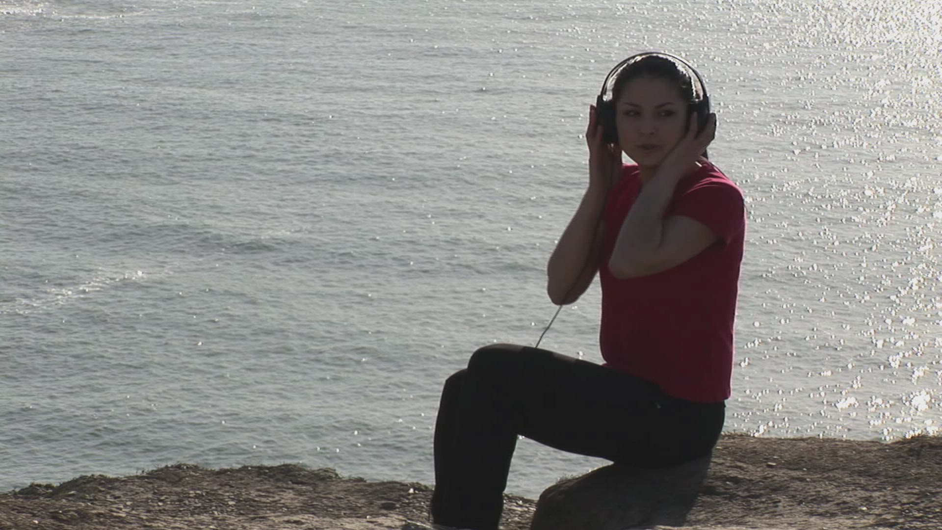 732668286 / Woman / Listening Music