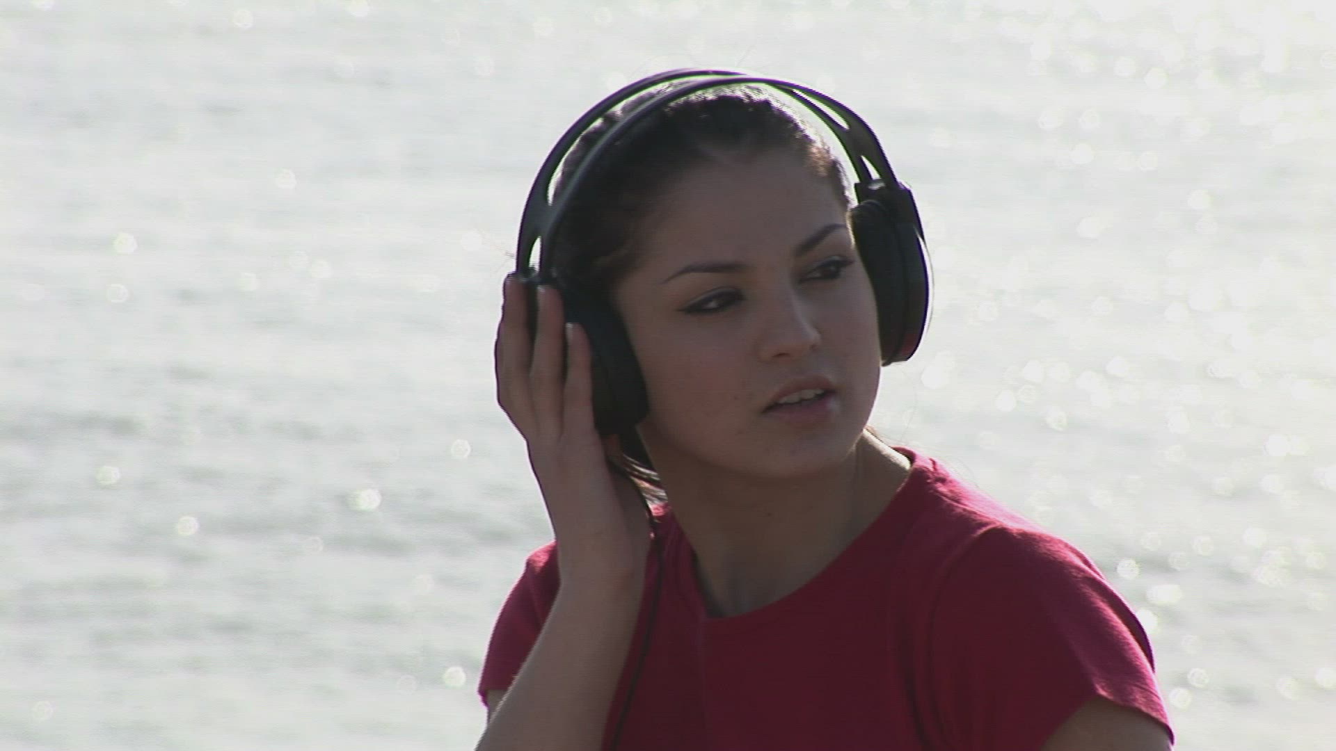 289057545 / Woman / Listening Music