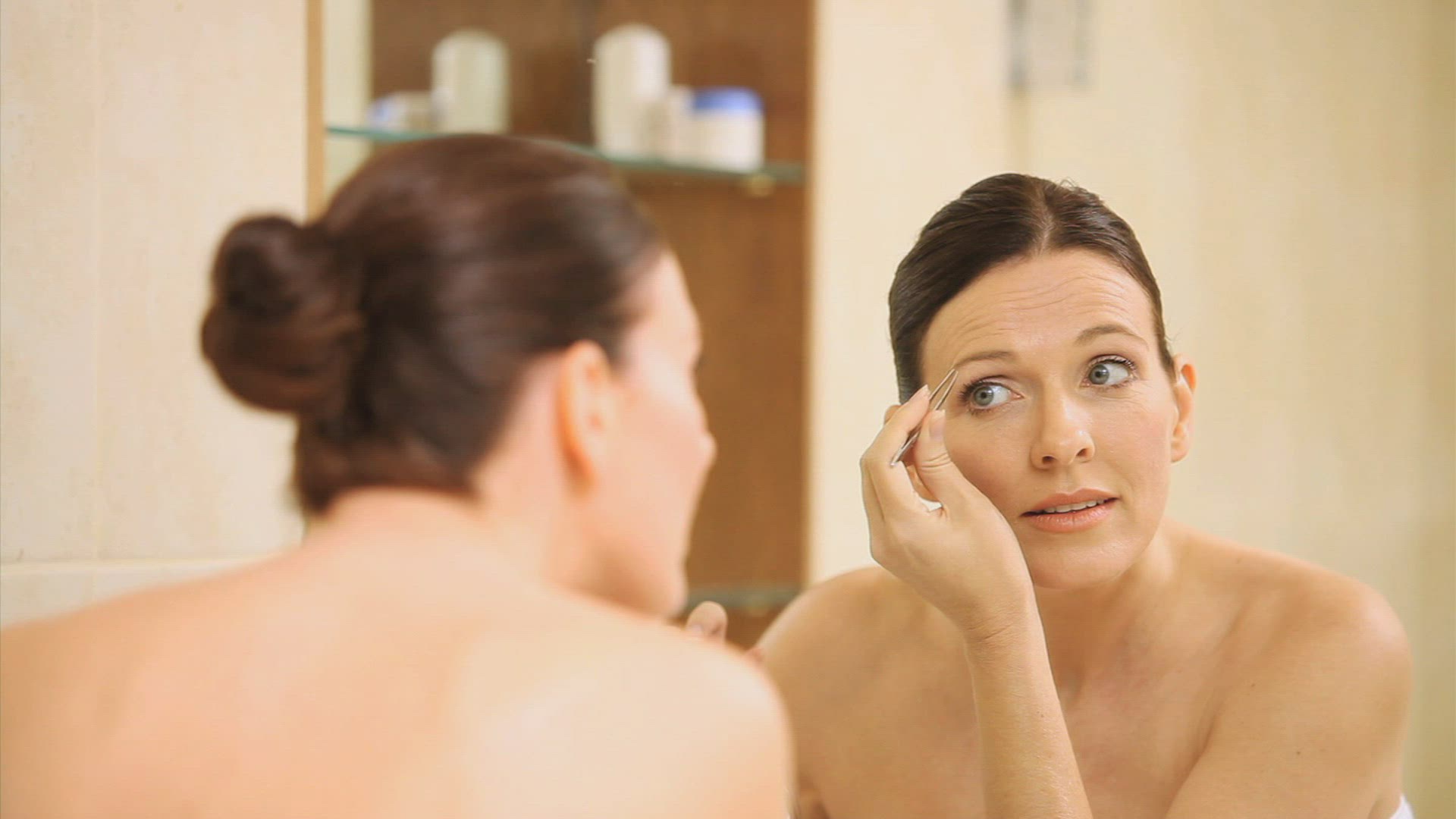 233128686 / Woman / Cosmetics / Routine