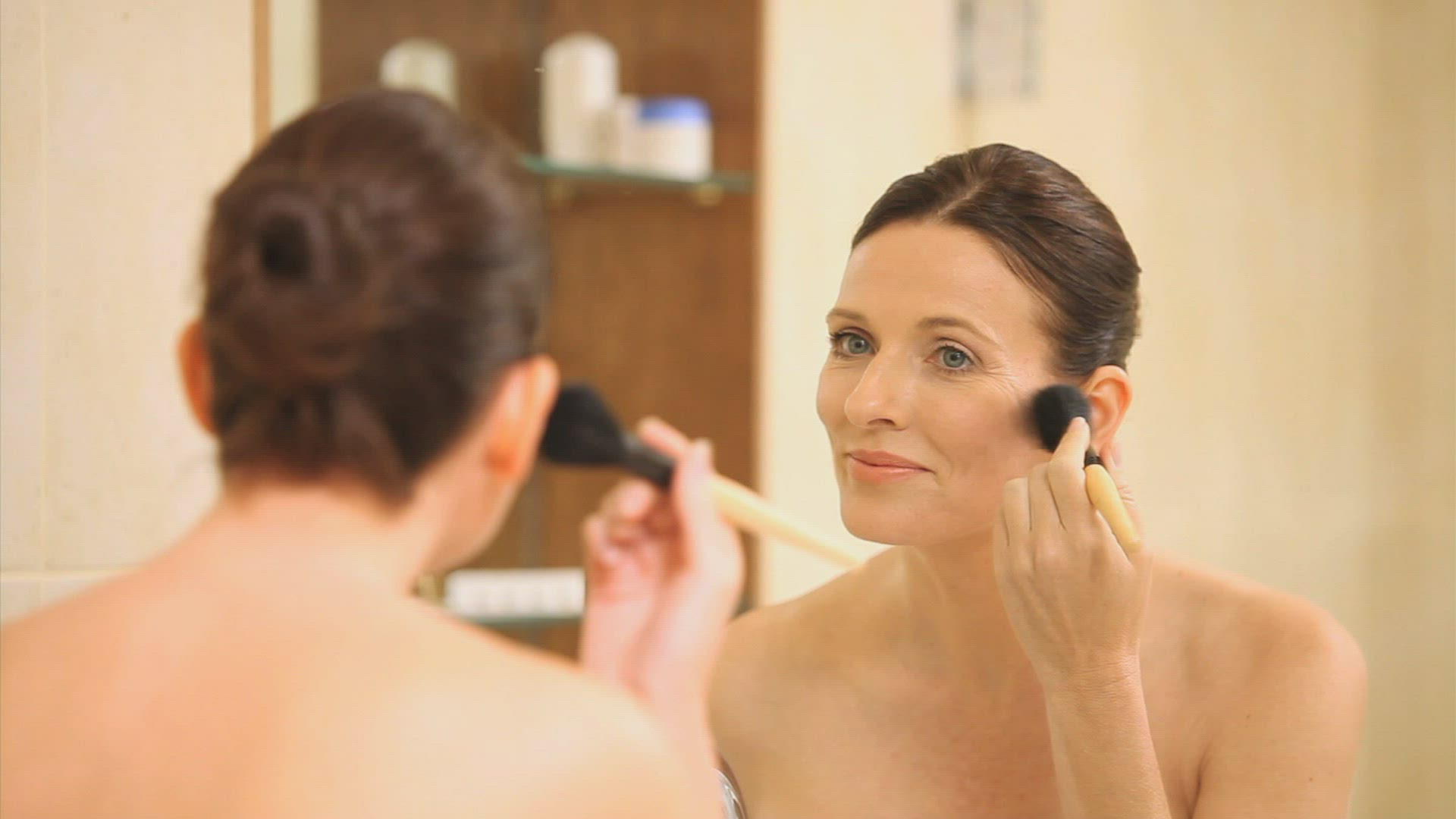 115813485 / Woman / Cosmetics / Routine