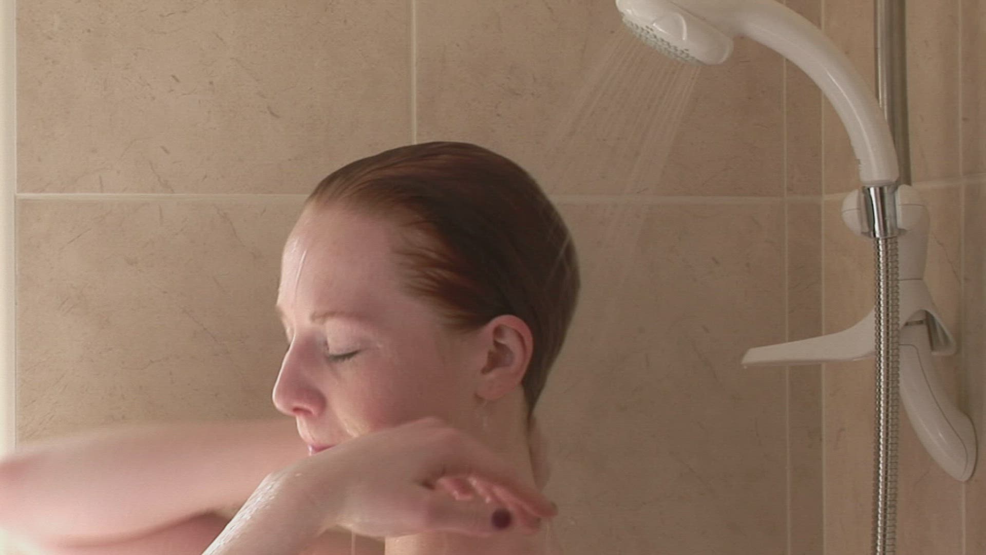 756270210 / Woman / Showering / Hygiene 756270210 / Woman / Showering / Hygiene