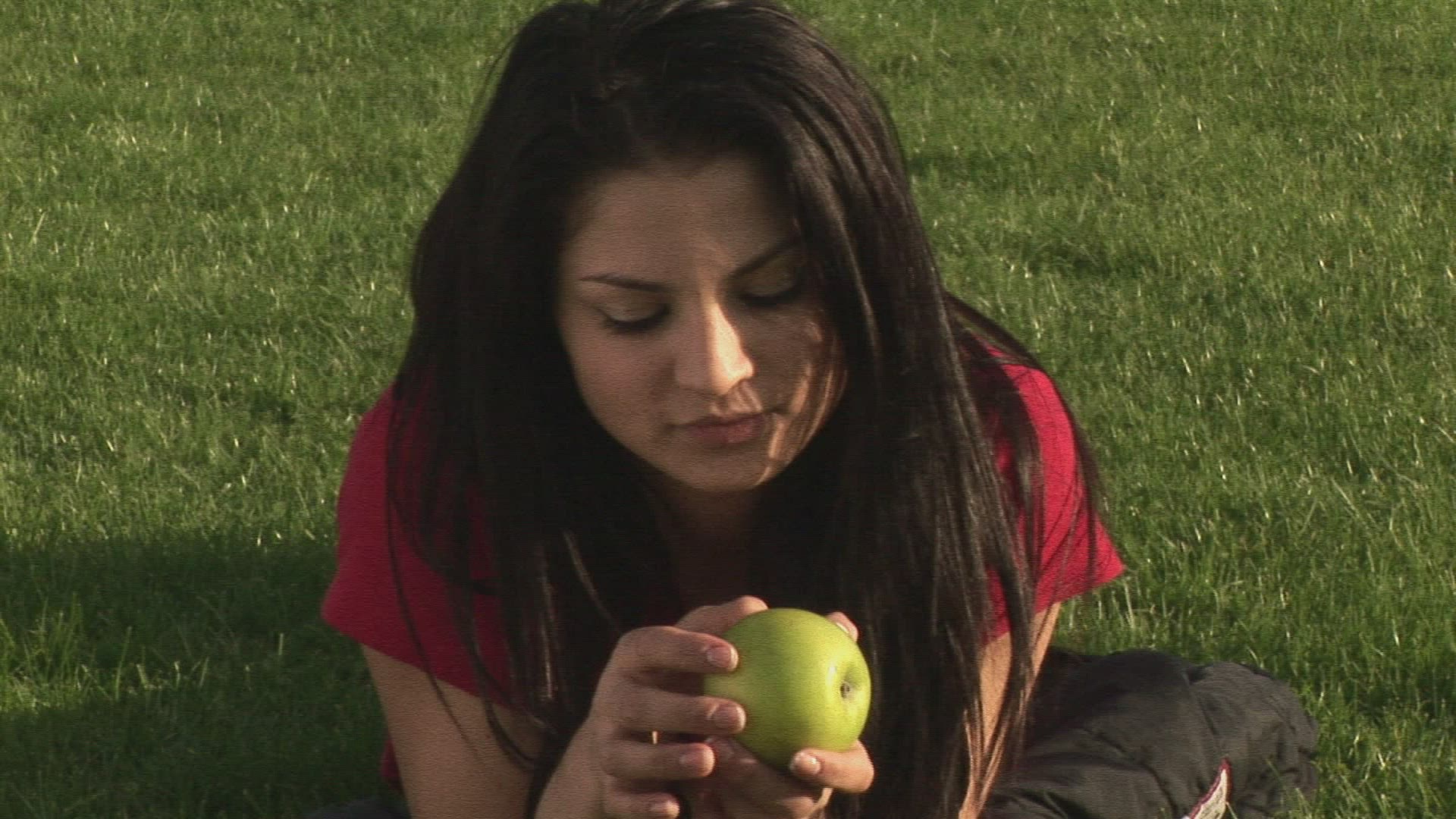 463179282 / Woman / Eating / Glamour