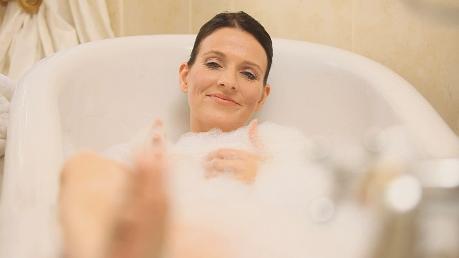 157696502 / Woman / Bubble Bath / Bath Tub