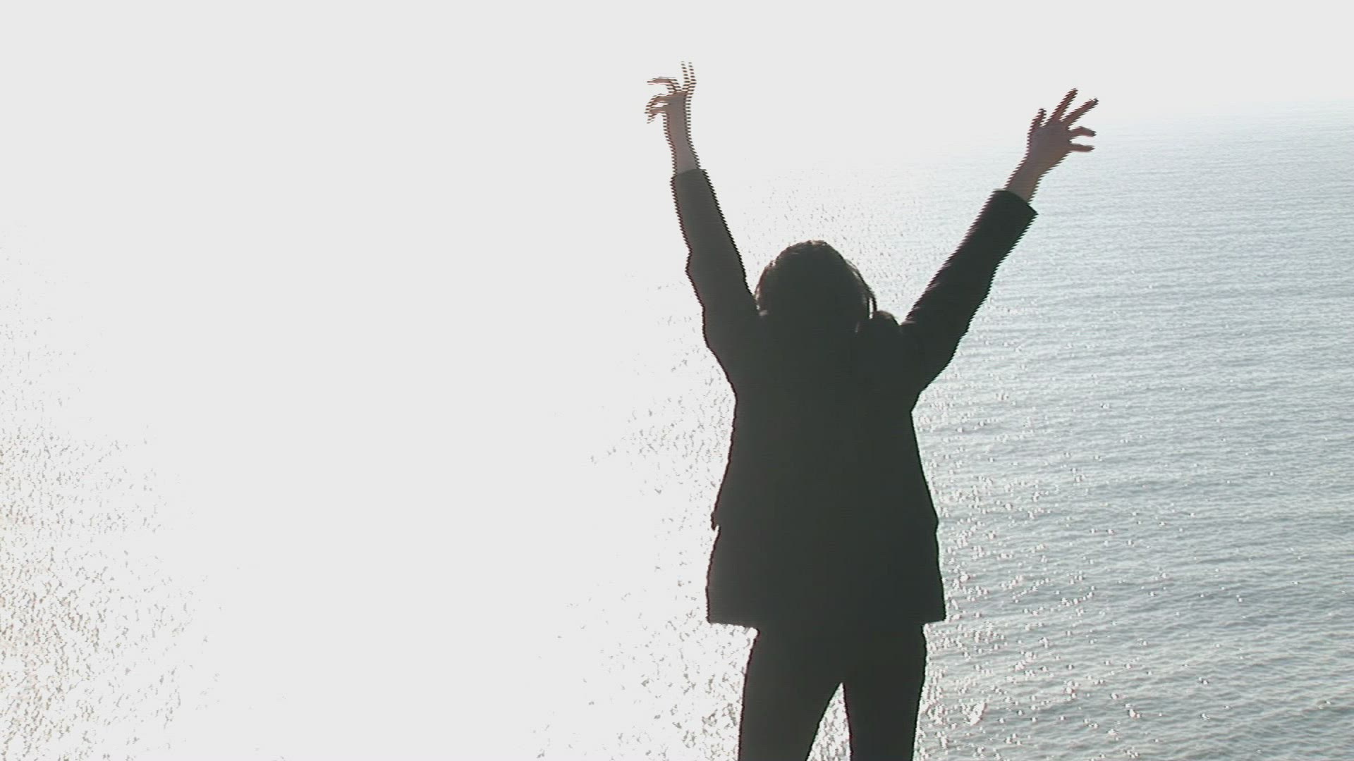 374466893 / Woman / Vitality / Seascape