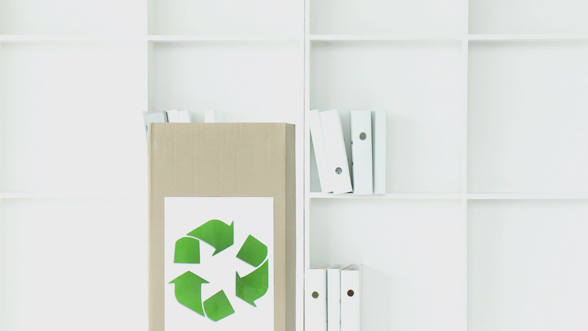 575883751 / People / Climate conscious / Recycling