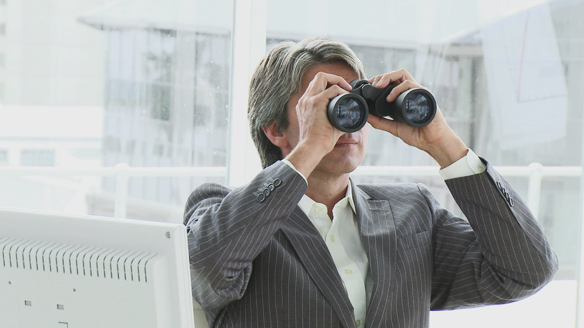 483952052 / Business People / Observing / Spyglass