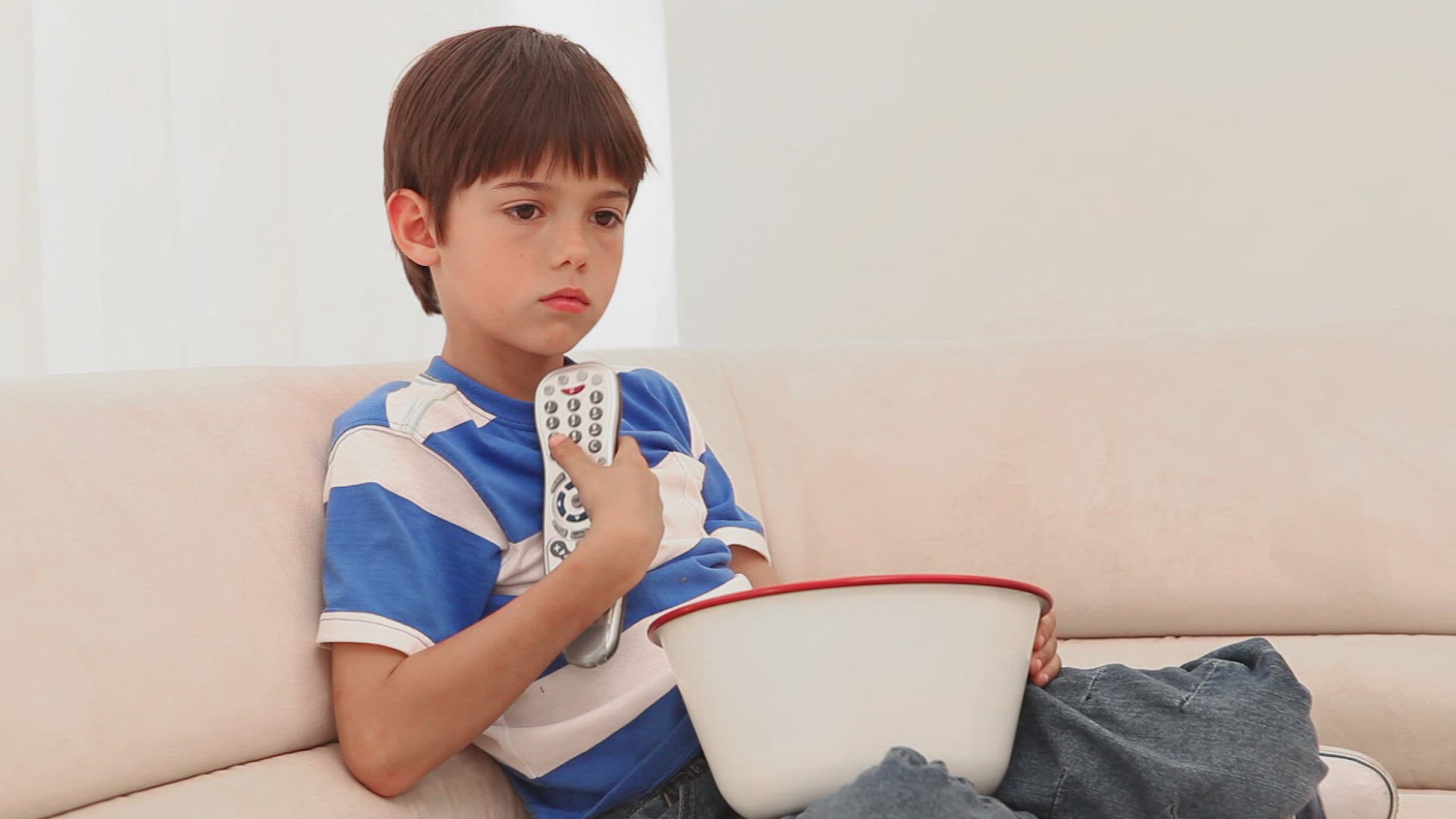 774215644 / Boy / Eating / Snack Foods