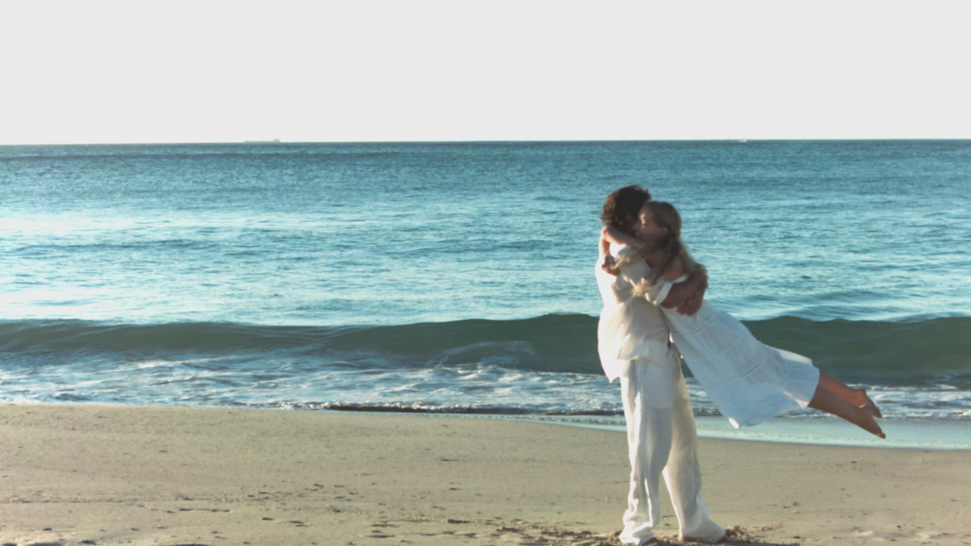 343550528 / Couple / Honeymoon / Beach