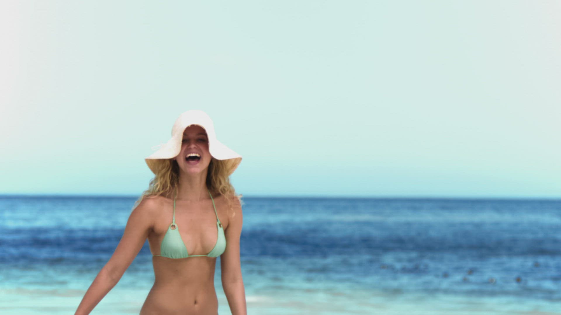 629166486 / Woman / Hilarious / Beach