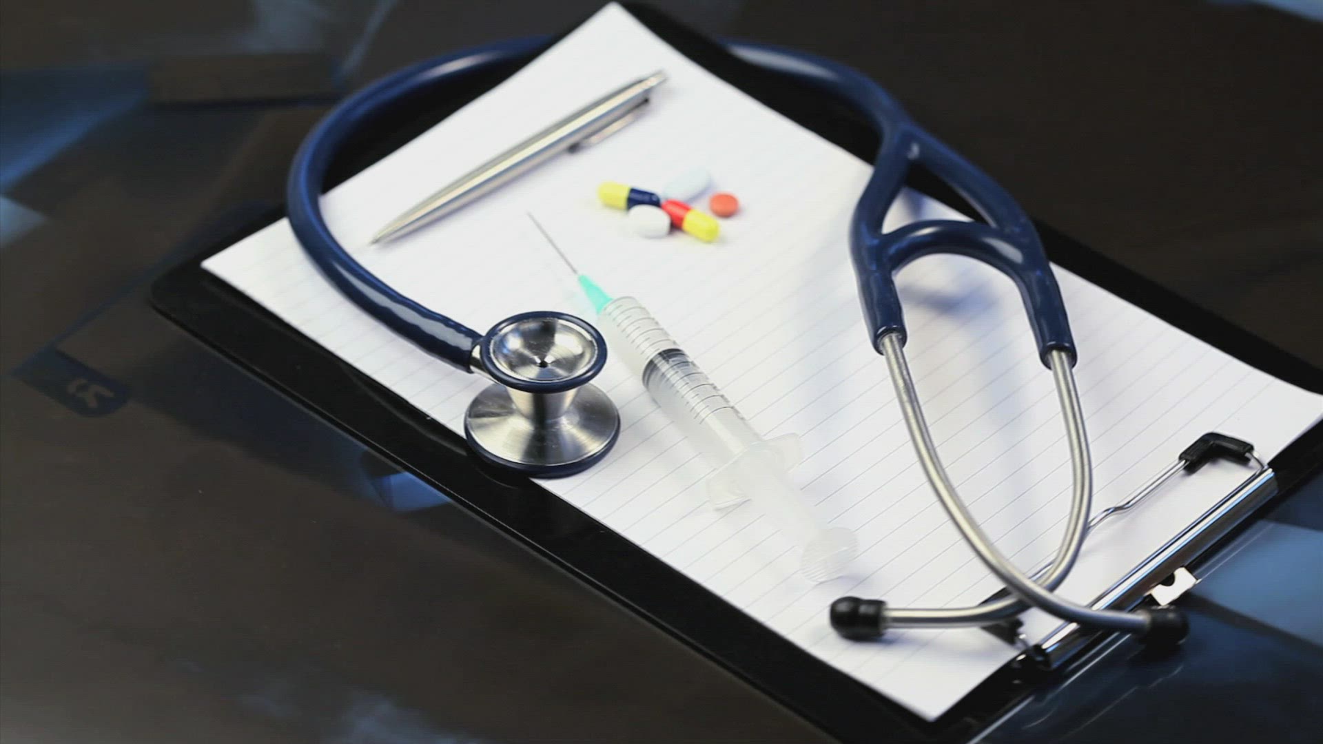 611263693 / Vaccination / Doctor / Injecting