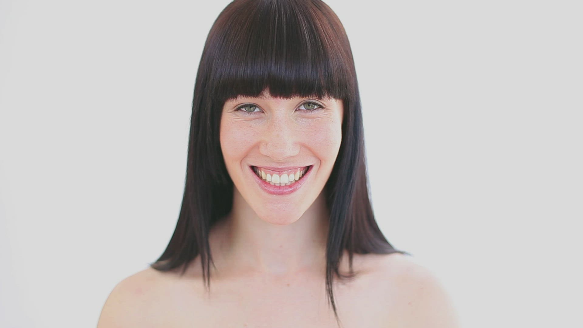 523996811 / Woman / Dark-haired / Cosmetics