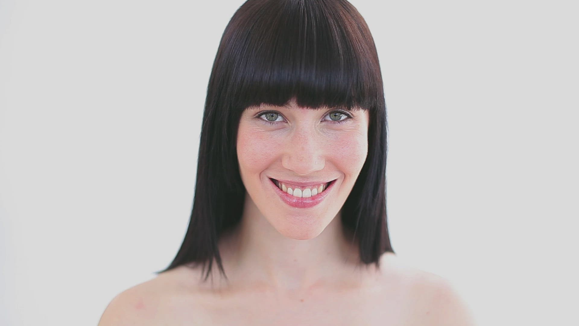 753299853 / Woman / Dark-haired / Cosmetics