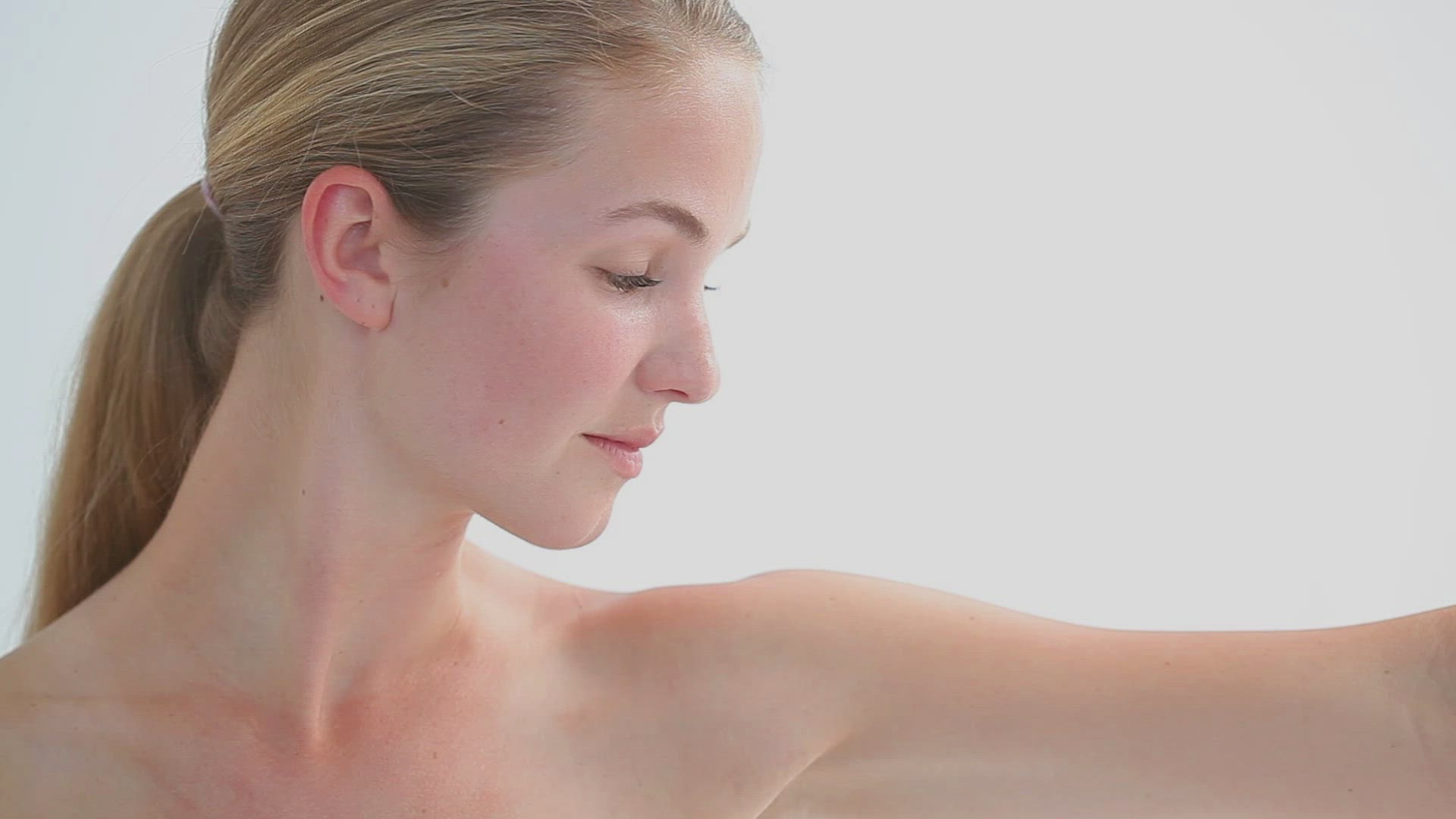 734271090 / Woman / Creaming / Facial Care