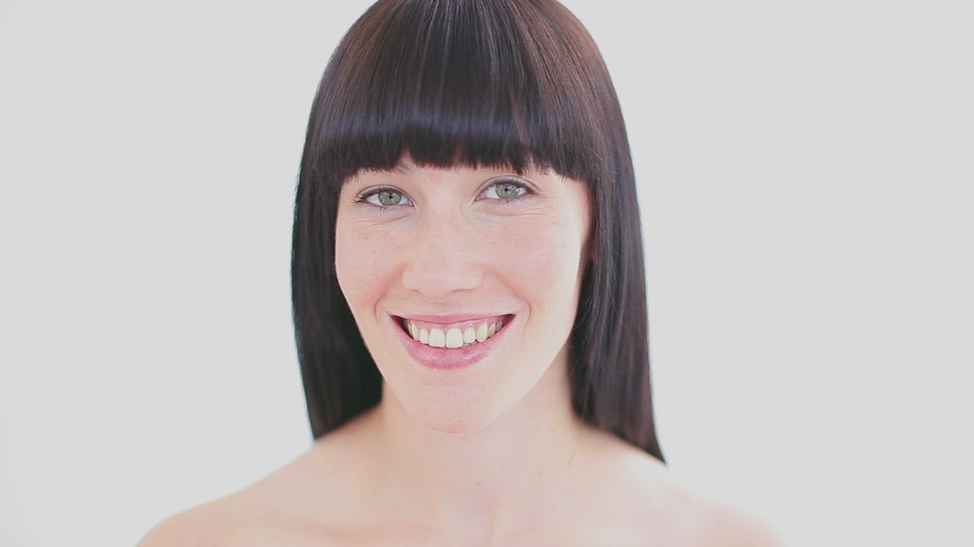 670318242 / Woman / Dark-haired / Cosmetics