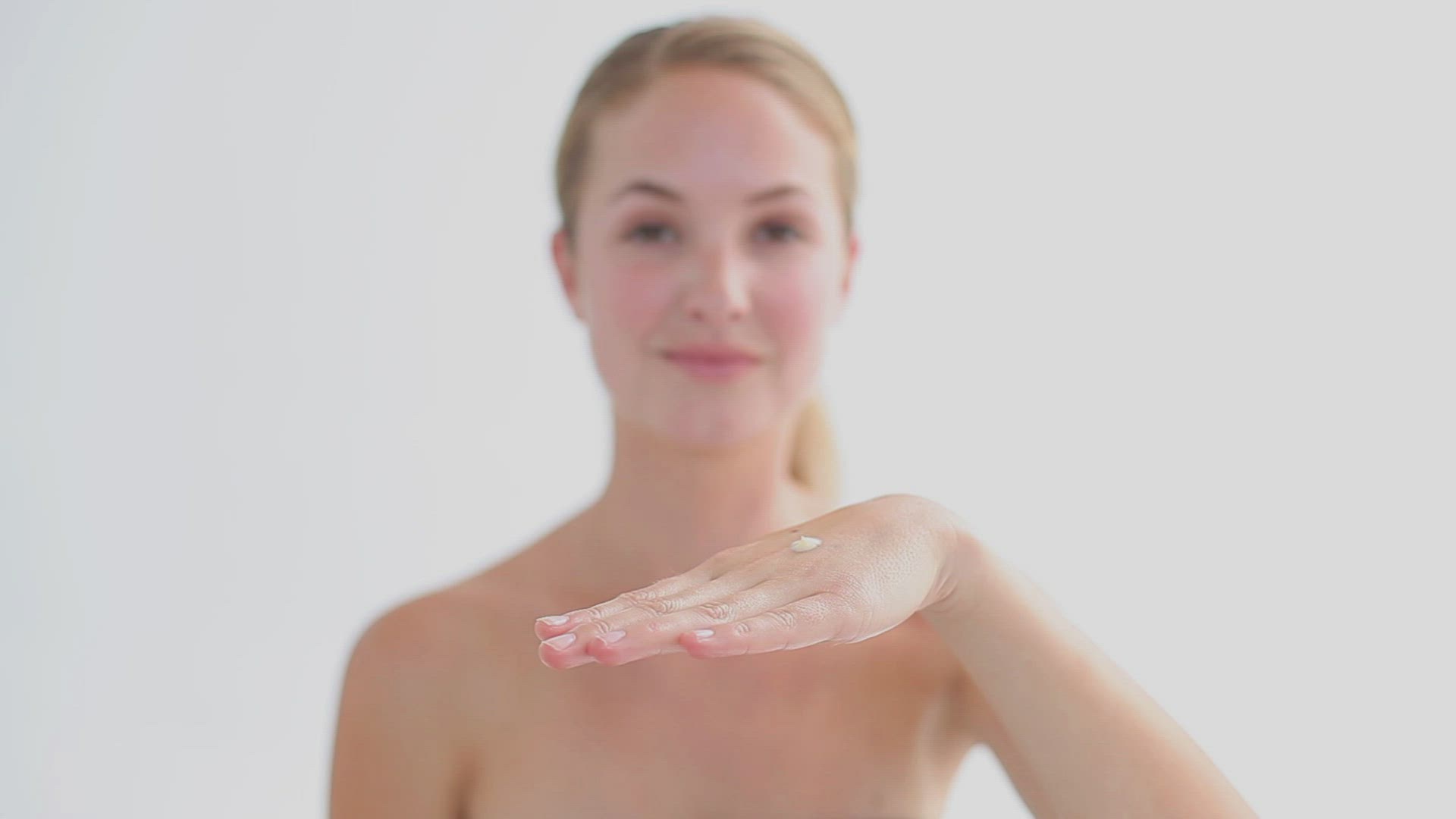 520393912 / Woman / Creaming / Facial Care