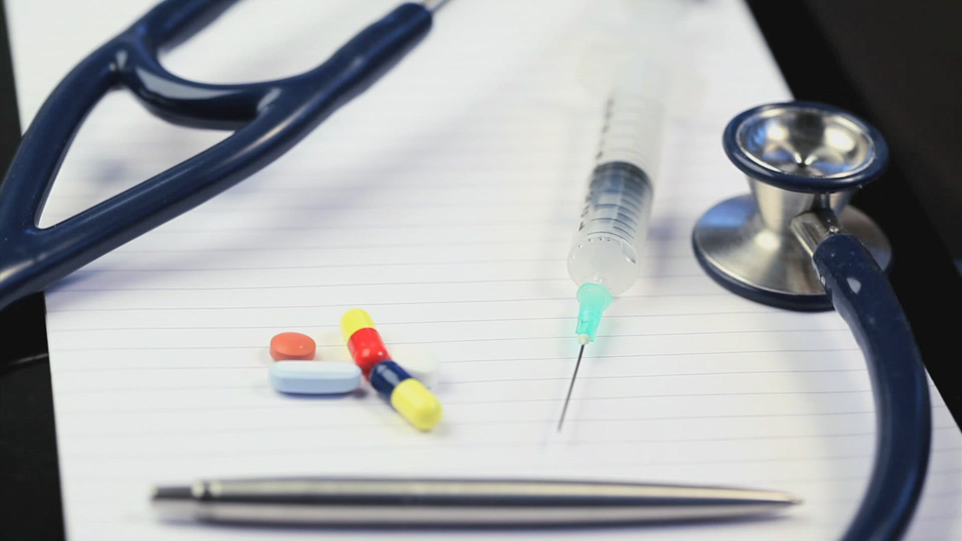 204332222 / Vaccination / Doctor / Injecting