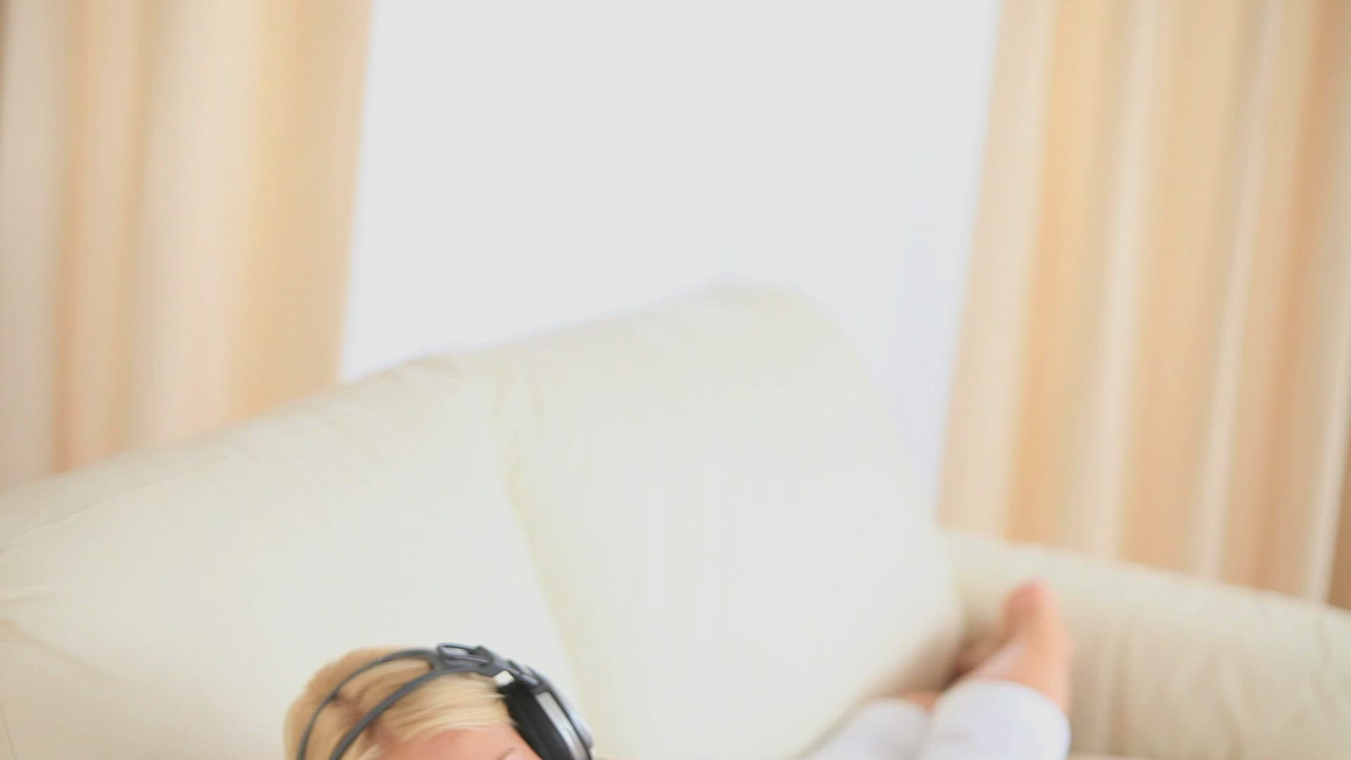 652699650 / Woman / Relaxing / Home