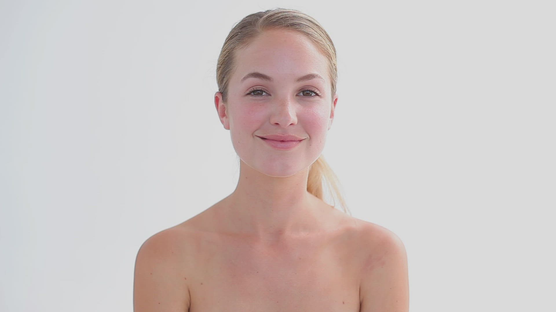 445320091 / Woman / Blond / Cosmetics