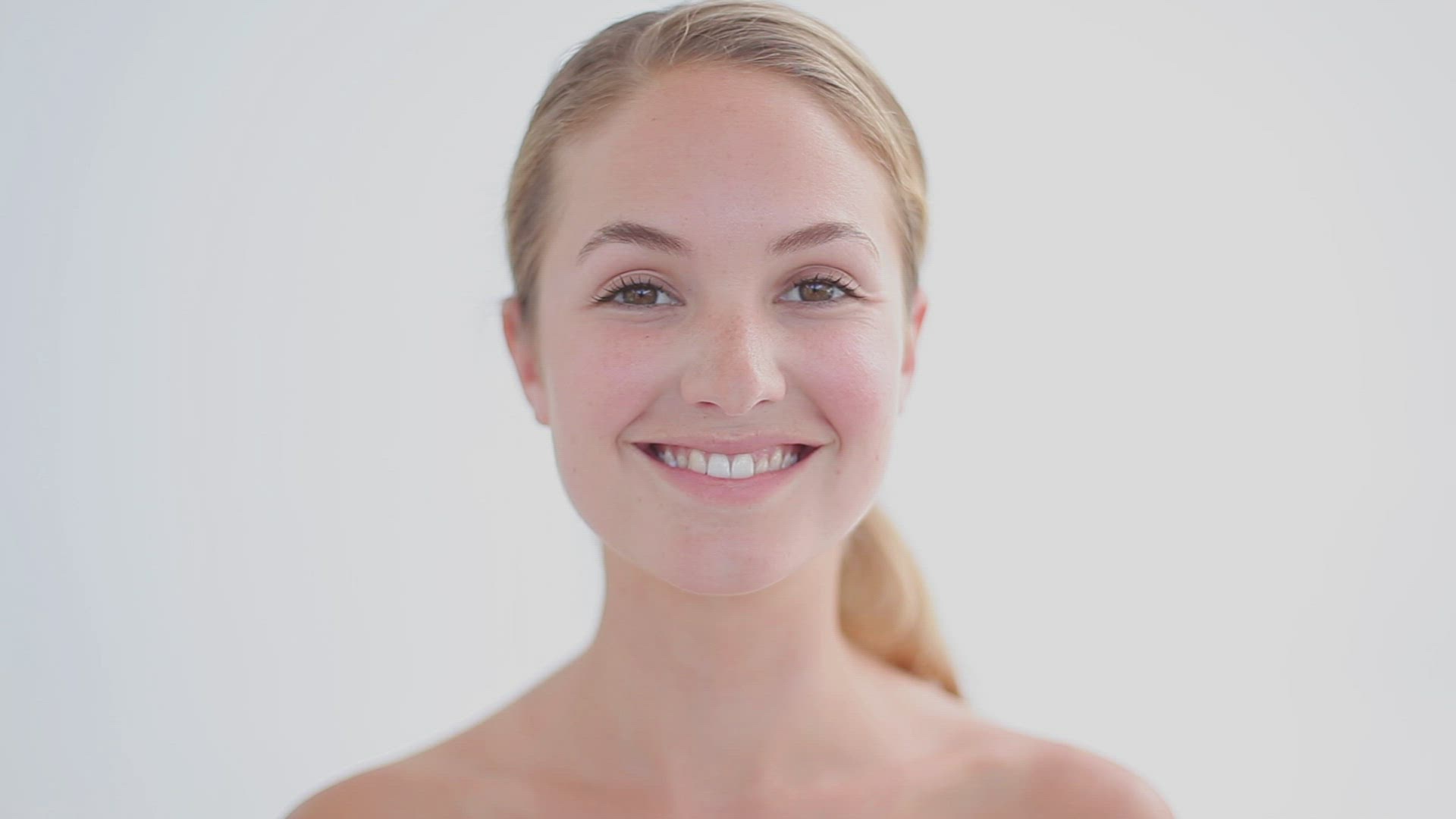 493408854 / Woman / Blond / Cosmetics