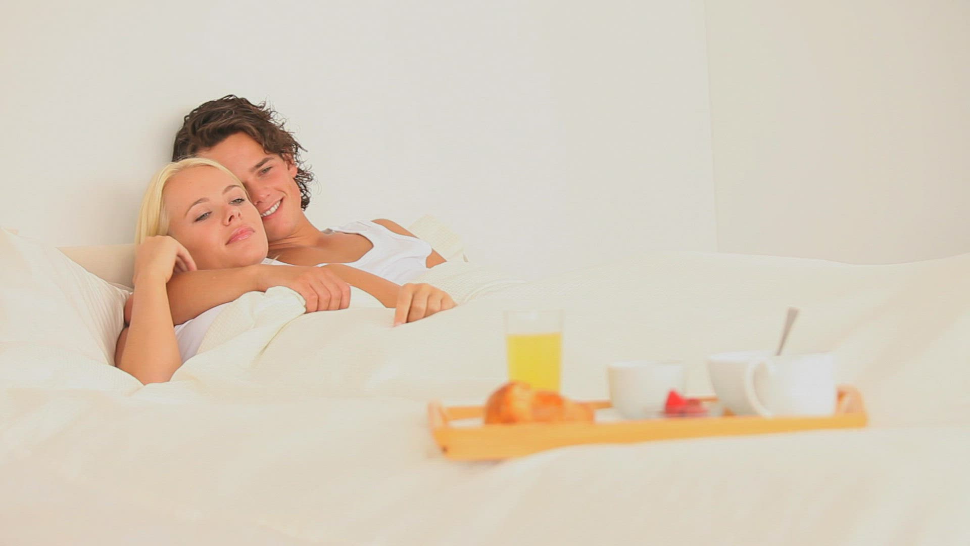 210851267 / Couple / Bed / Home