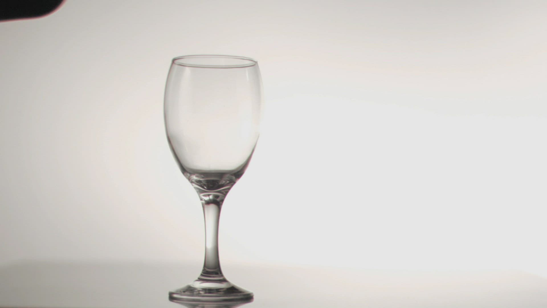 261616050 / Wine Glass / Filling / Pouring Out