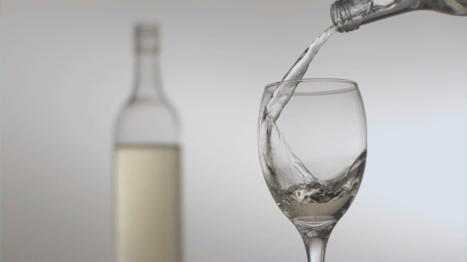 783847003 / Wine Glass / Filling / Pouring Out