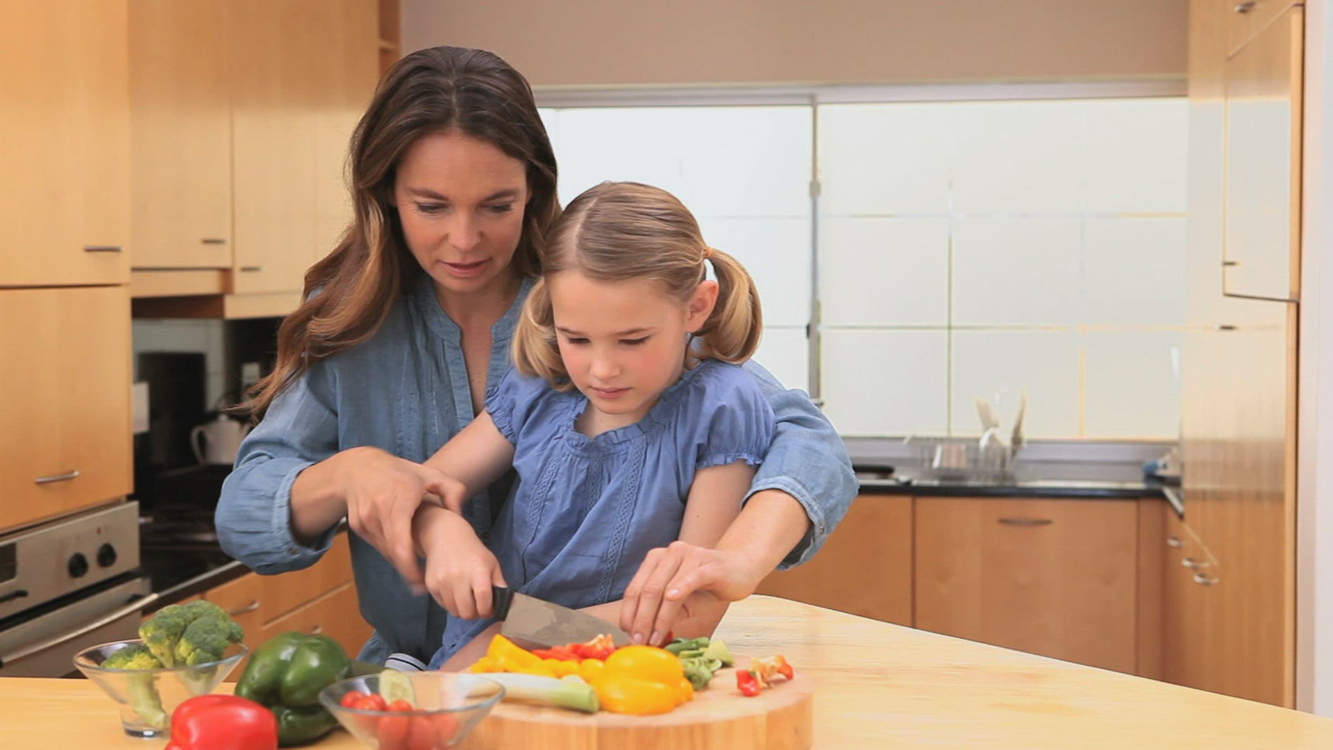 809325108 / Girl / Cooking / Preparing Food