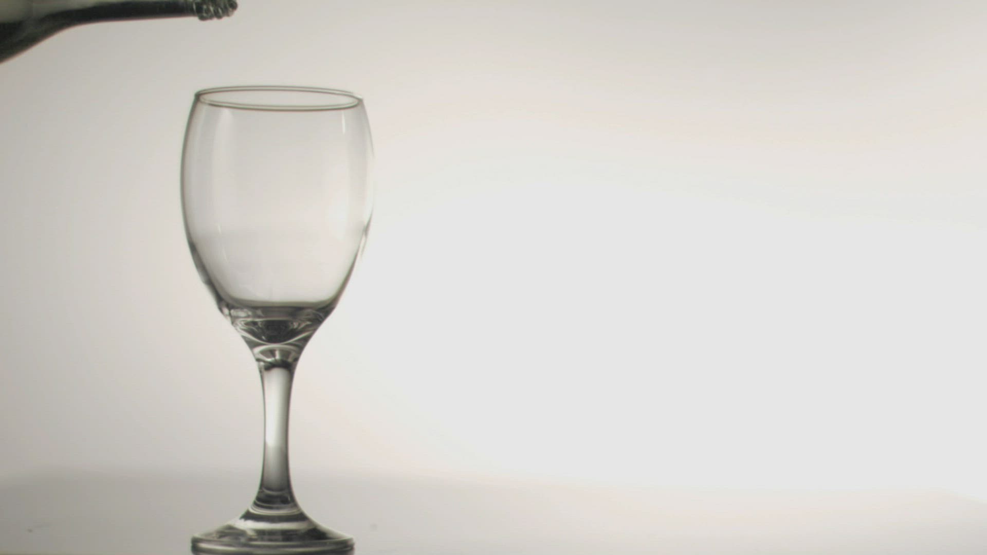 744410102 / Wine Glass / Filling / Pouring Out