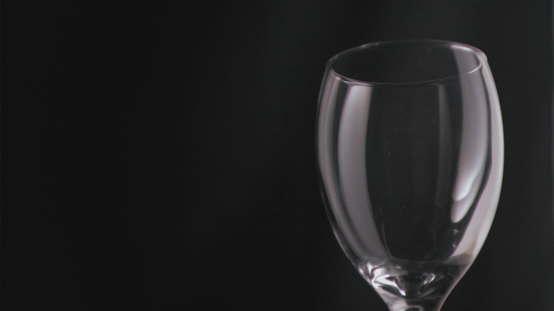 260011601 / Wine Glass / Filling / Pouring Out