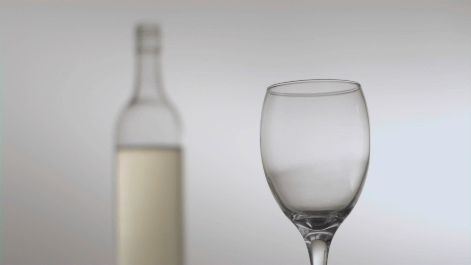 408788358 / Wine Glass / Filling / Pouring Out