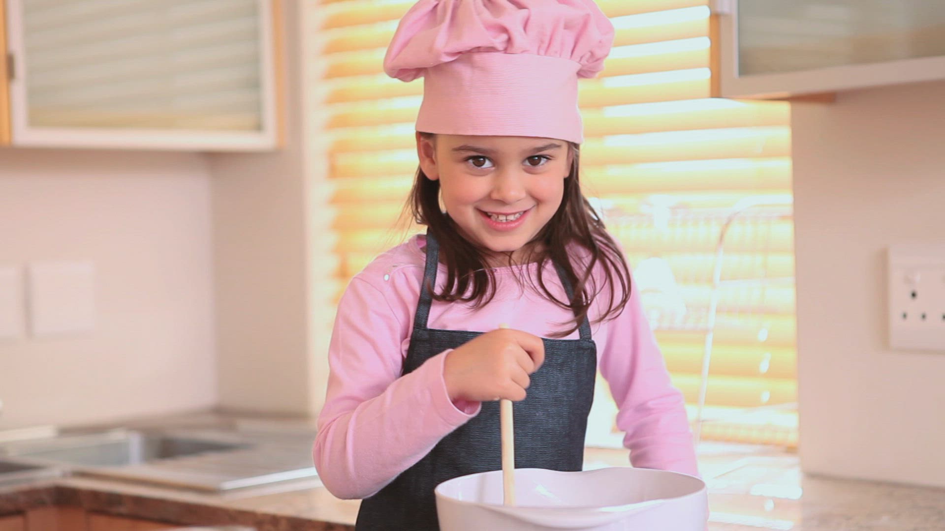 519974637 / Girl / Cooking / Preparing Food