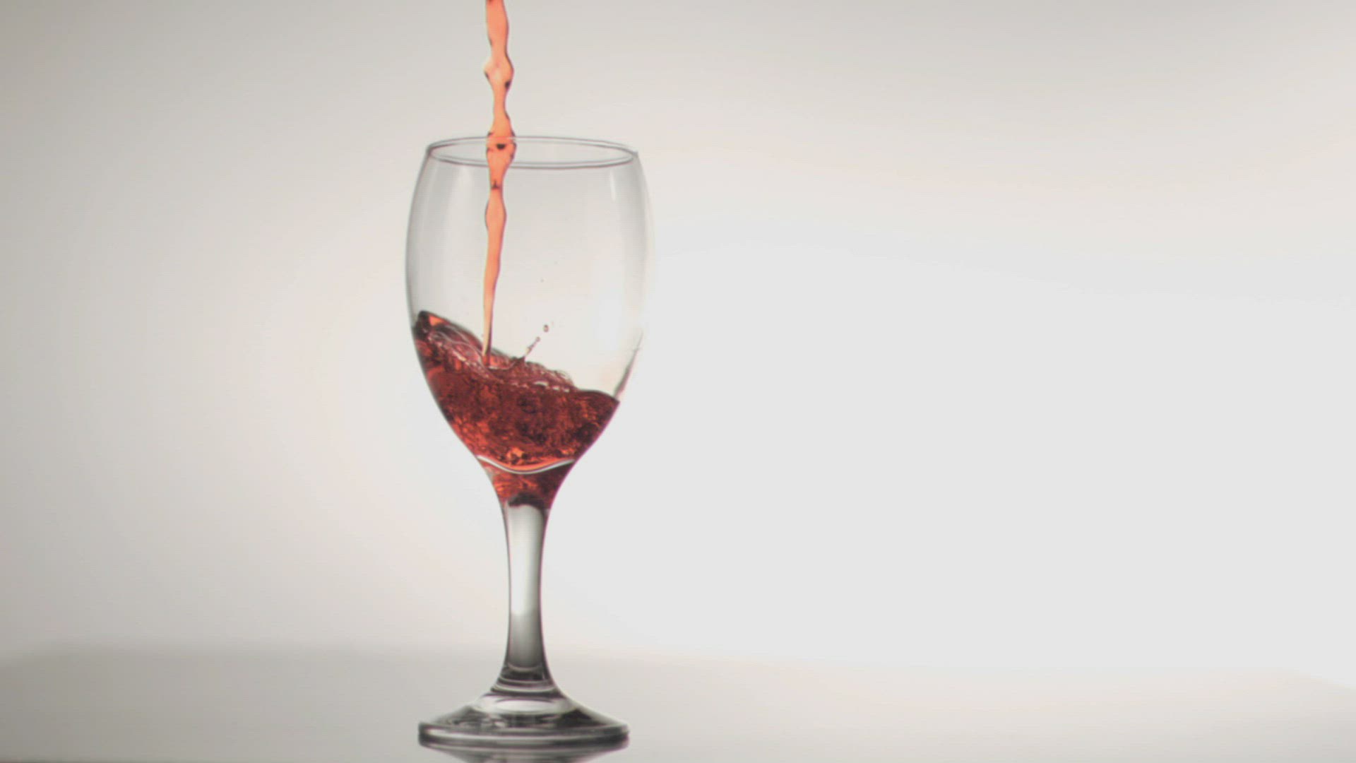 166604193 / Wine Glass / Filling / Pouring Out