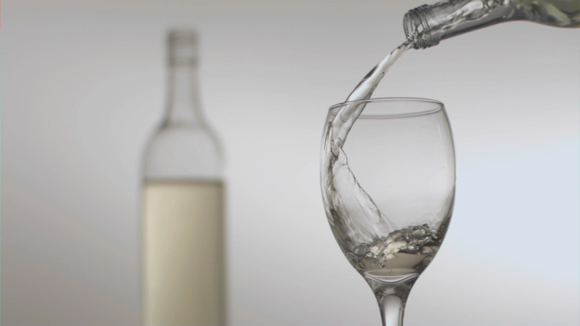 835590230 / Wine Glass / Filling / Pouring Out
