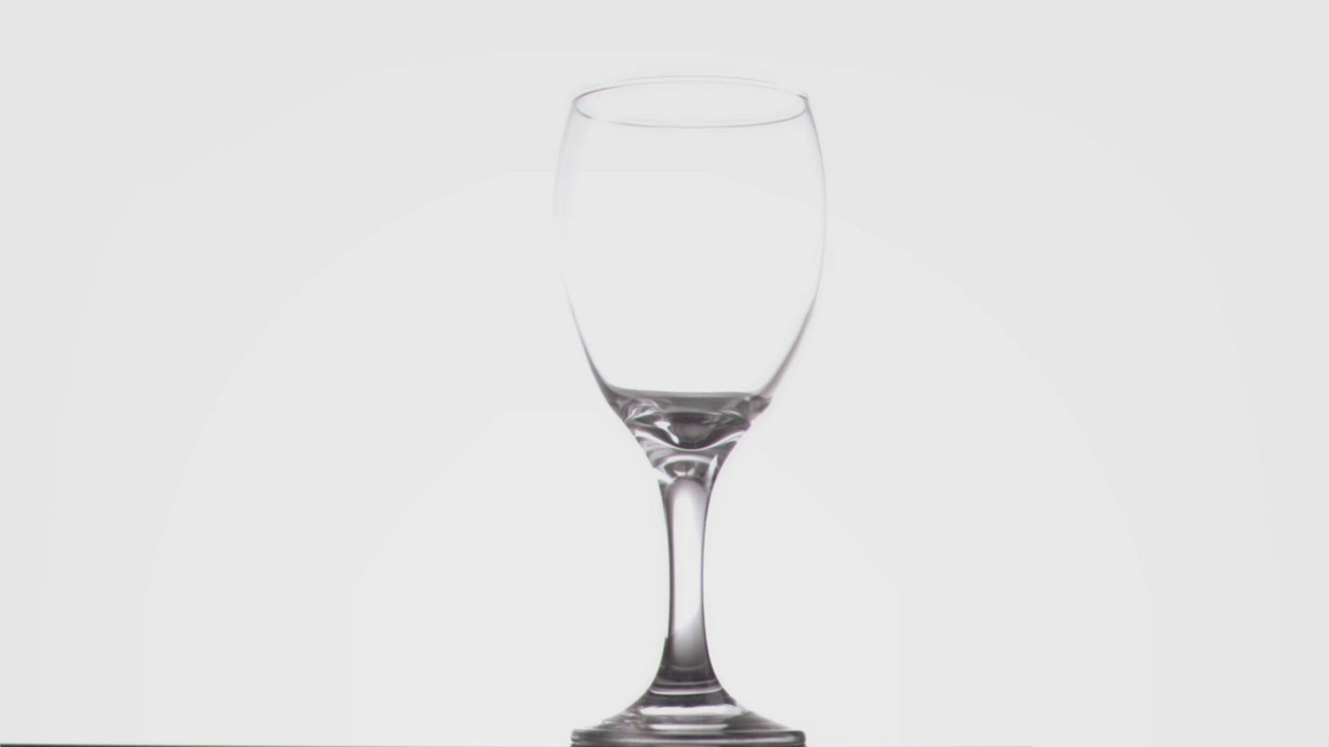 184831106 / Wine Glass / Filling / Pouring Out