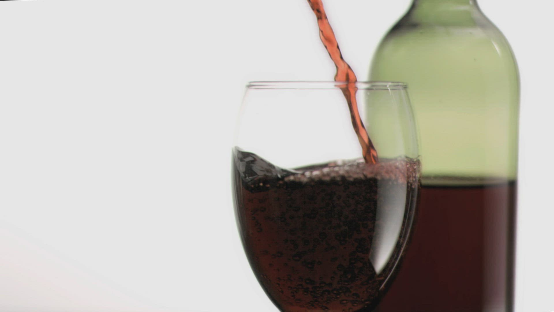 597049526 / Red Wine / Filling / Pouring Out / Bottle