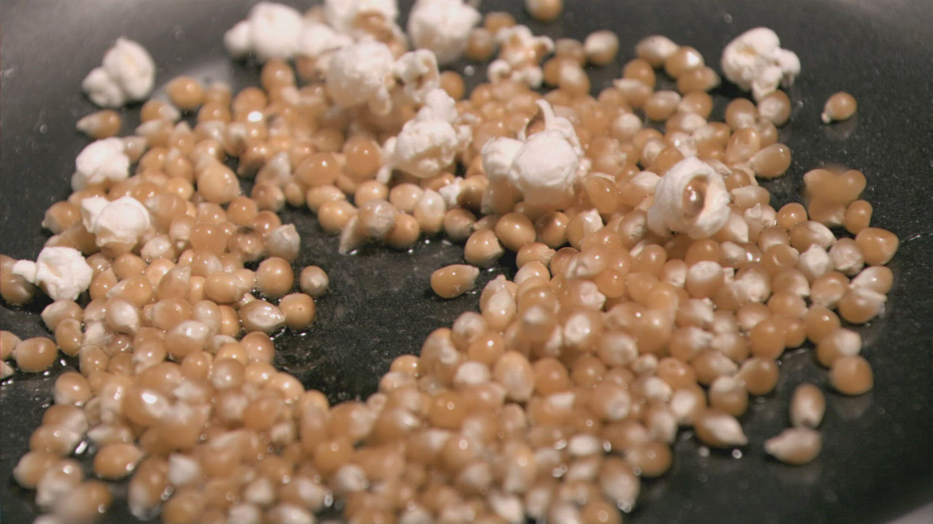 227704177 / Popcorn / Corn / Frying Pan / Slowmotion
