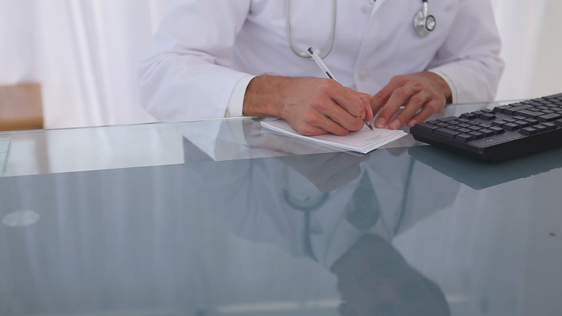 654136794 / Doctor / Doctor's Coat / Working
