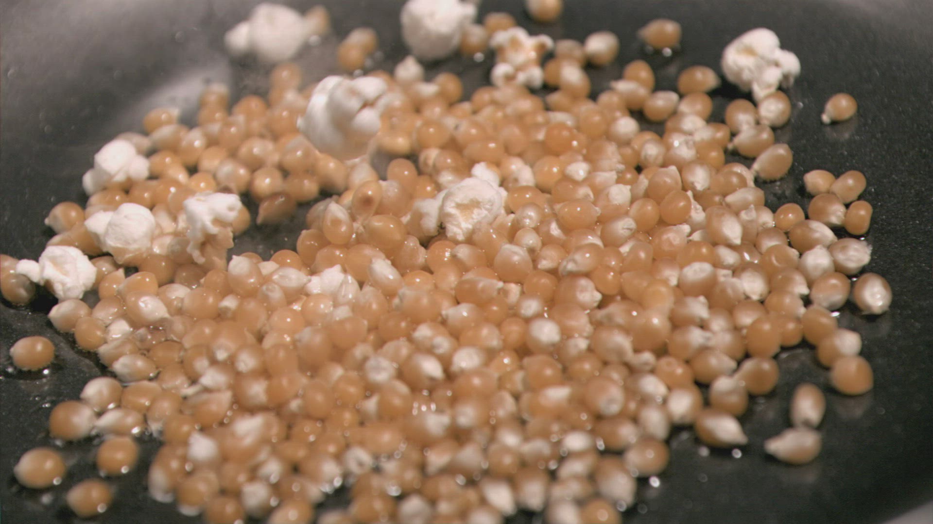 191455570 / Popcorn / Corn / Frying Pan / Slowmotion