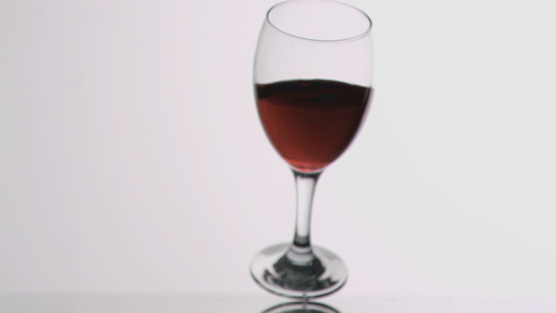 413080553 / Wine Glass / Falling Over / Spilling Out