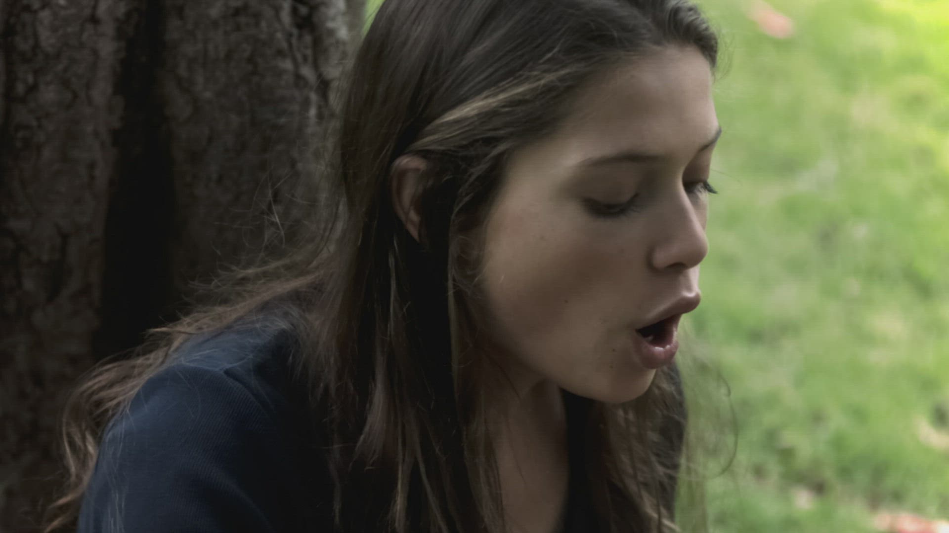 375110344 / Woman / Brown-Haired