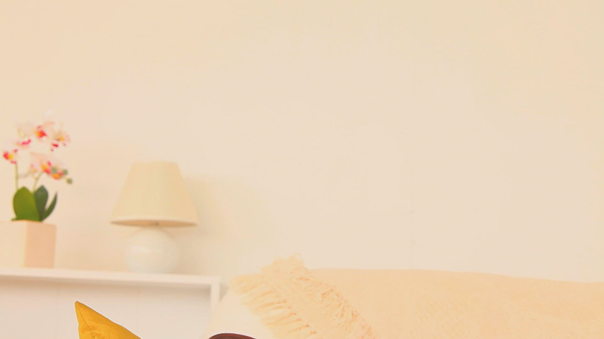 860998756 / Woman / Relaxing