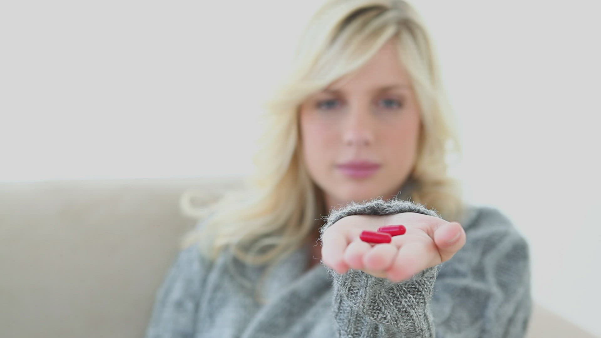 558106162 / Woman / Blond / Pill / Offering