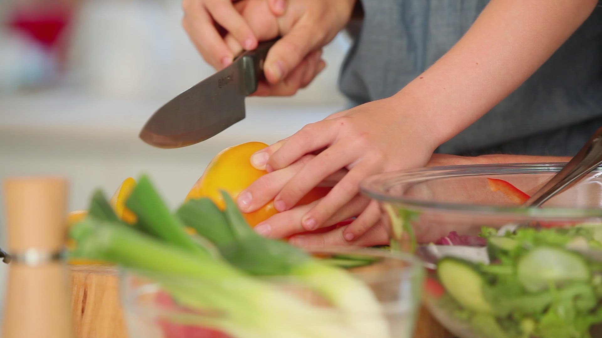 156125210 / Girl / Family / Preparing Food 156125210 / Girl / Family / Preparing Food