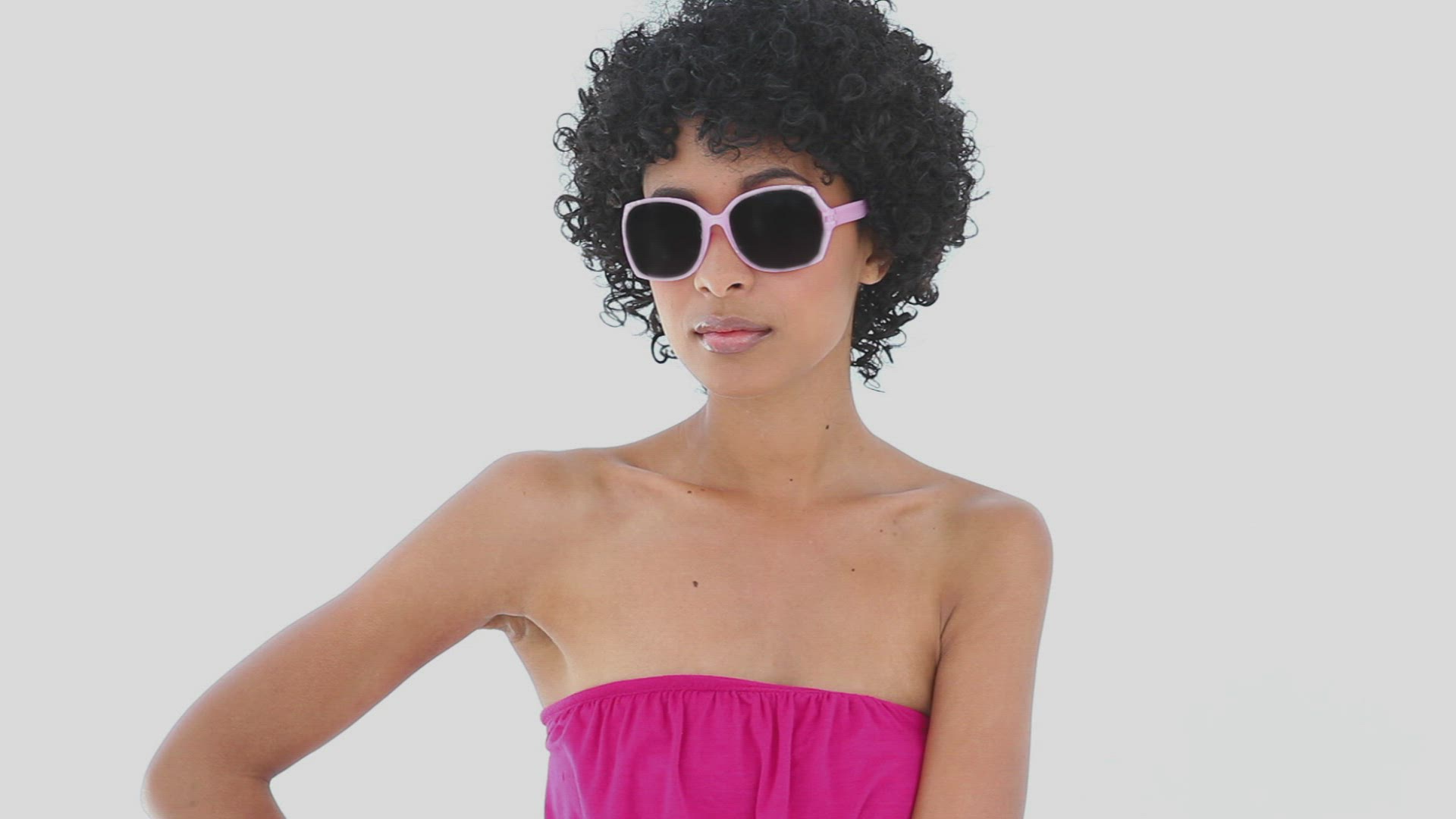 828011736 / Woman / Multi-Ethnic People / Sunglasses / Posing