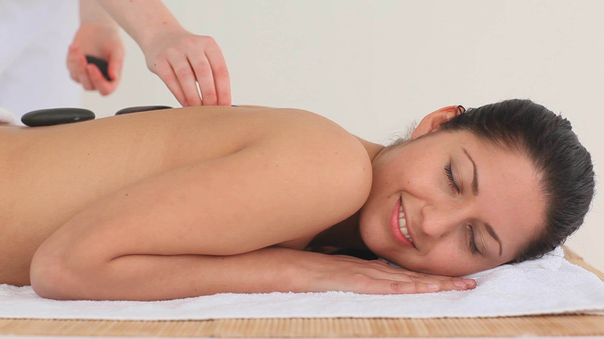 697316092 / Woman / Massage / Calmness