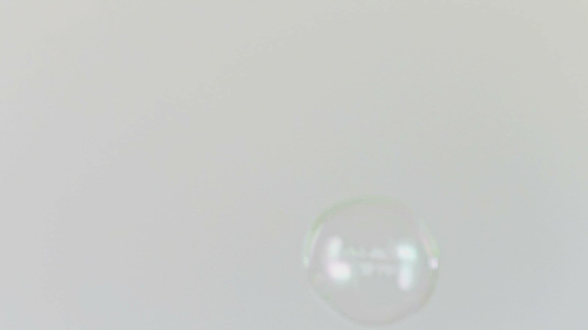 637658484 / Soap Bubble / Midair / Floating