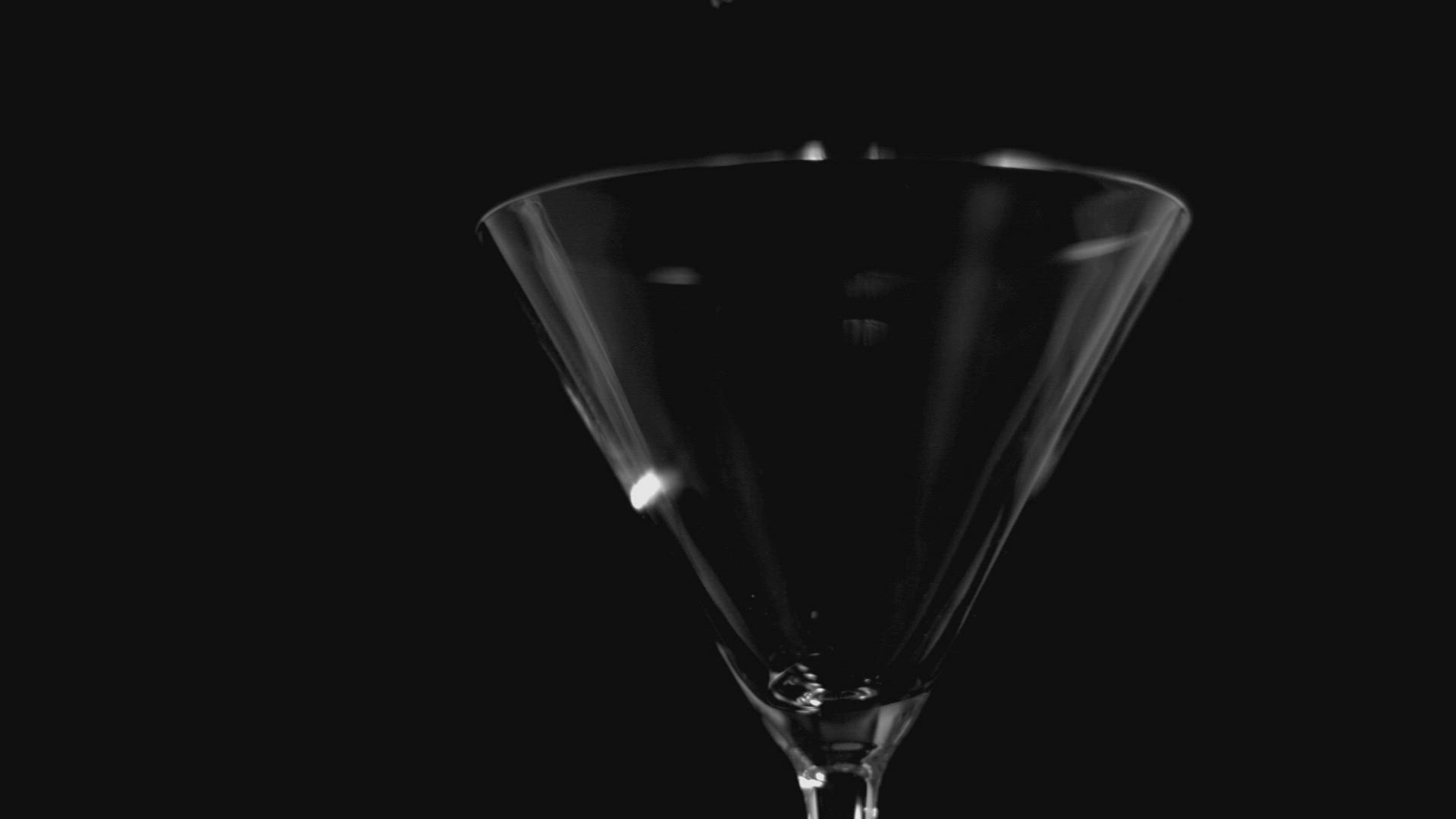 705385545 / Martini / Olive / Cocktail Glass