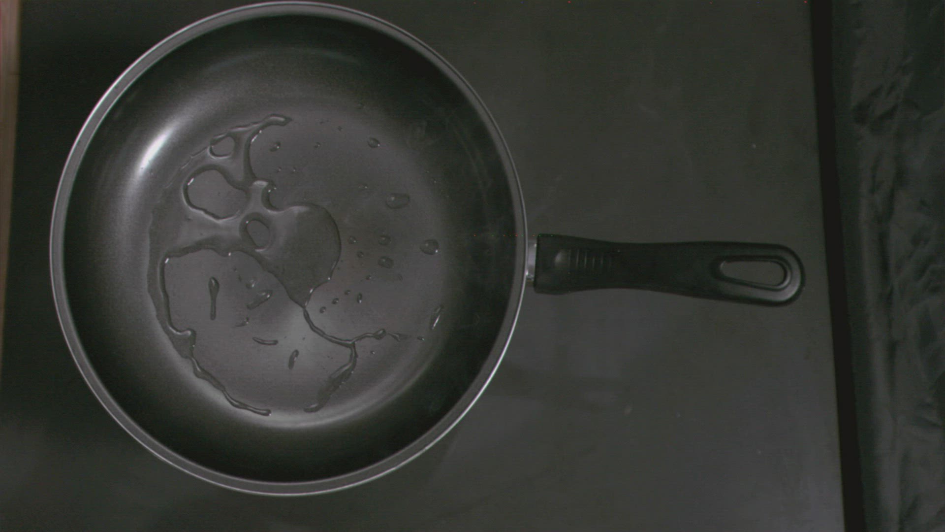 435317627 / Egg / Opening / Frying Pan